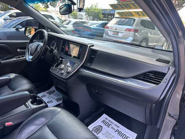 2017 Toyota Sienna SE Premium 8-Passenger