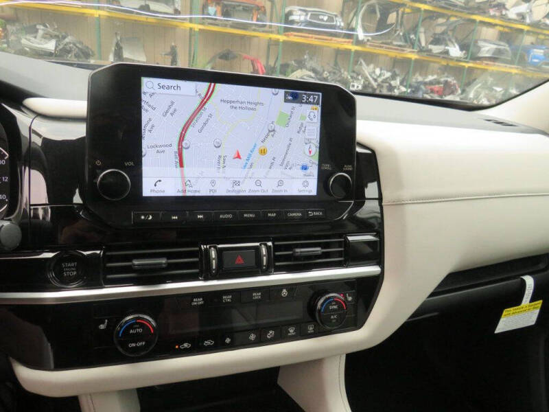 2025 Nissan Pathfinder SL