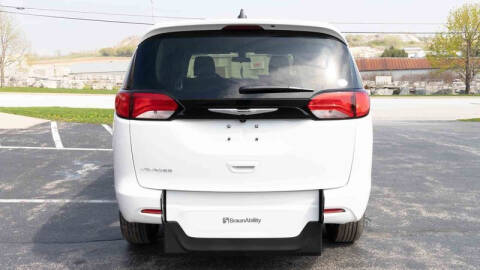 2022 Chrysler Voyager LX