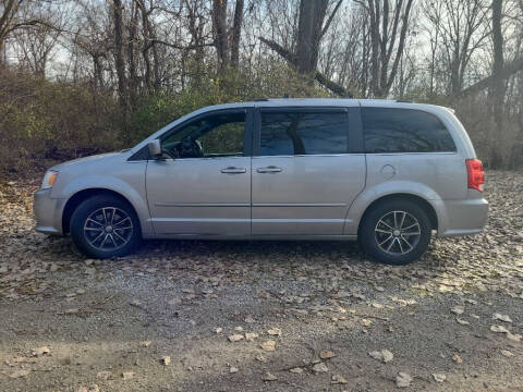 2017 Dodge Grand Caravan for sale at The Car Mart in Milford IN