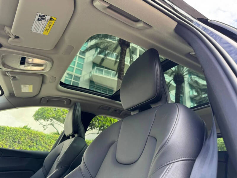 2025 Volvo XC60 B5 Core Dark Theme