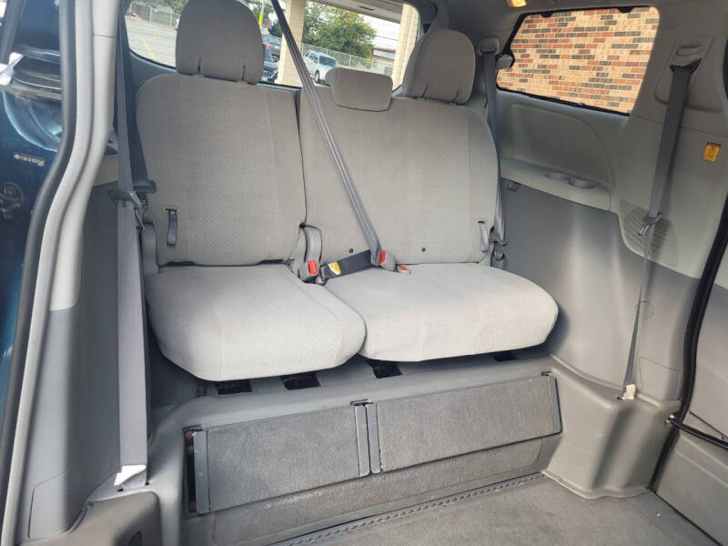 2011 Toyota Sienna LE 7-Passenger Auto Access Seat
