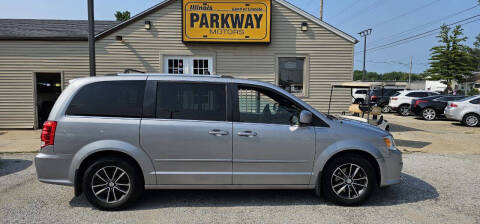 2017 Dodge Grand Caravan for sale at Parkway Motors in Springfield IL