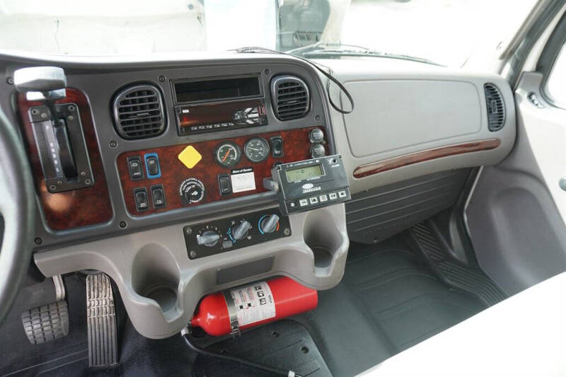 2018 Freightliner M2 106