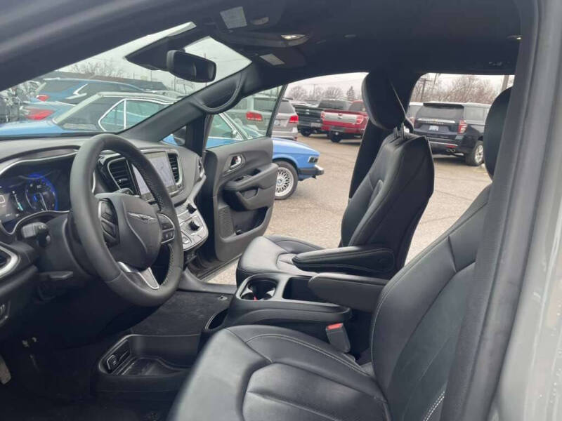 2025 Chrysler Pacifica Select