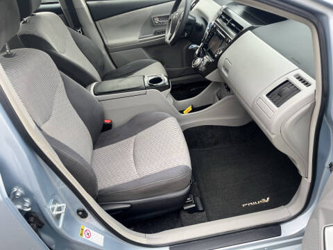 2015 Toyota Prius v Four