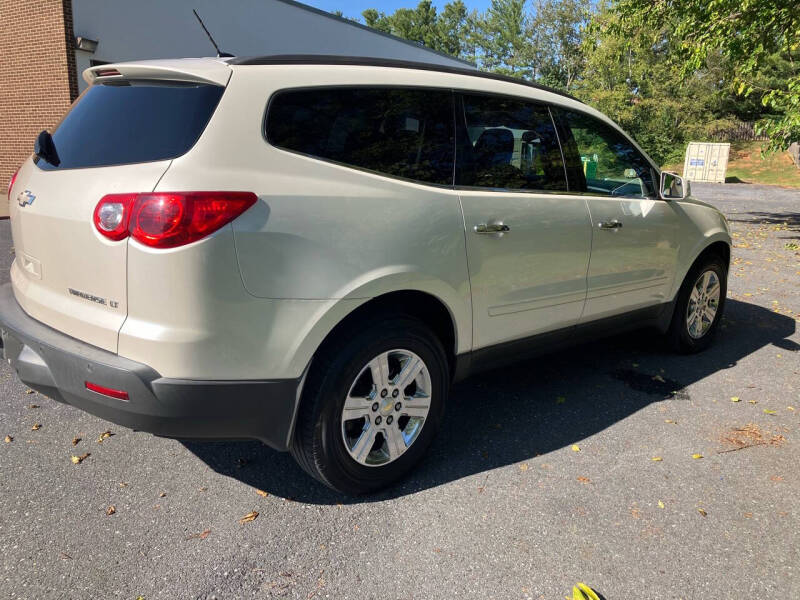 2011 Chevrolet Traverse 1LT photo 4