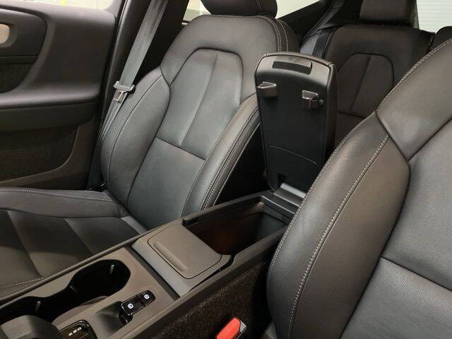 2025 Volvo XC40 B5 Core Bright Theme