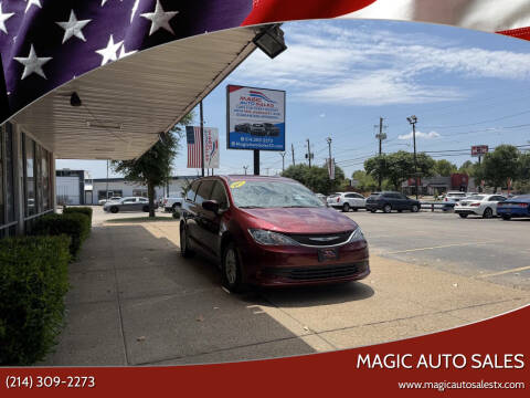2017 Chrysler Pacifica Touring Photo