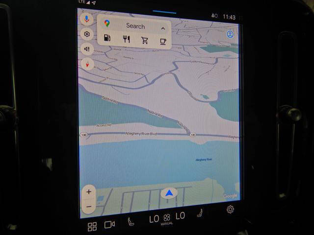 2025 Volvo XC40 B5 Plus Bright Theme