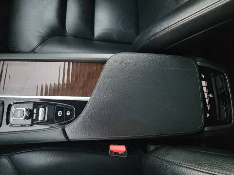 2016 Volvo XC90 T6 Momentum