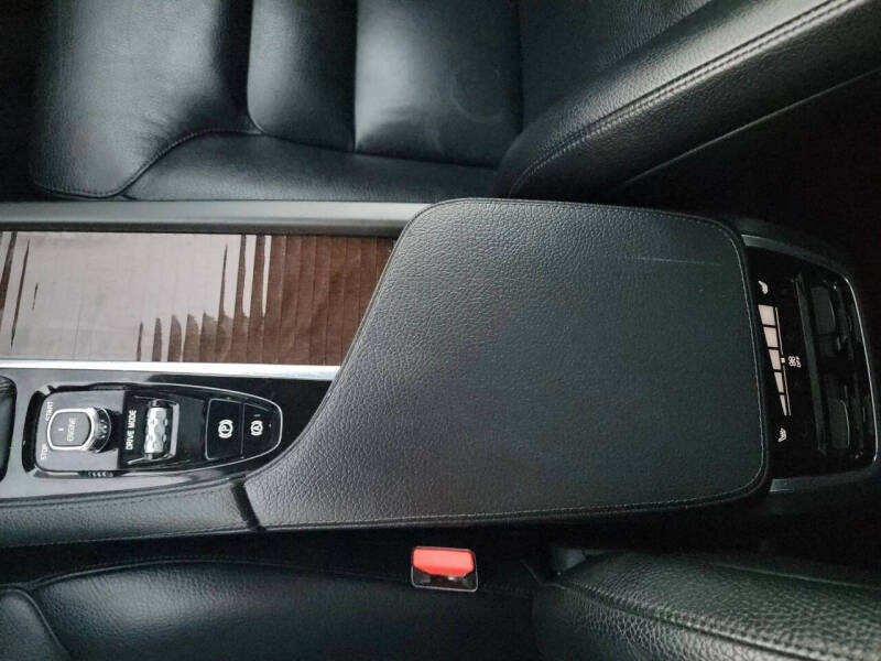 2016 Volvo XC90 T6 Momentum