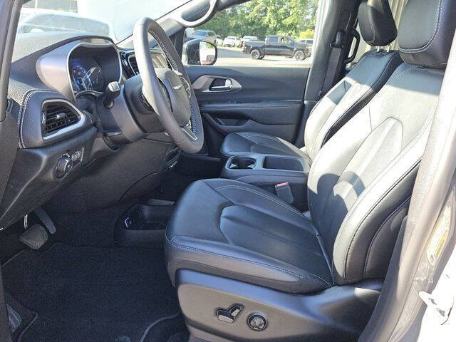 2025 Chrysler Pacifica Select