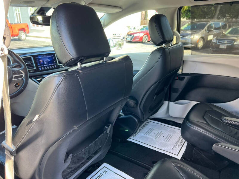 2017 Chrysler Pacifica Touring-L