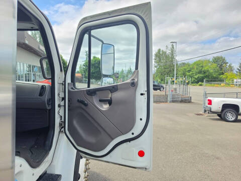 2009 Freightliner M2 106