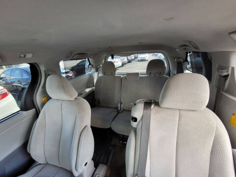 2014 Toyota Sienna LE 8-Passenger