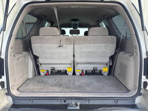 2004 Toyota Sequoia SR5