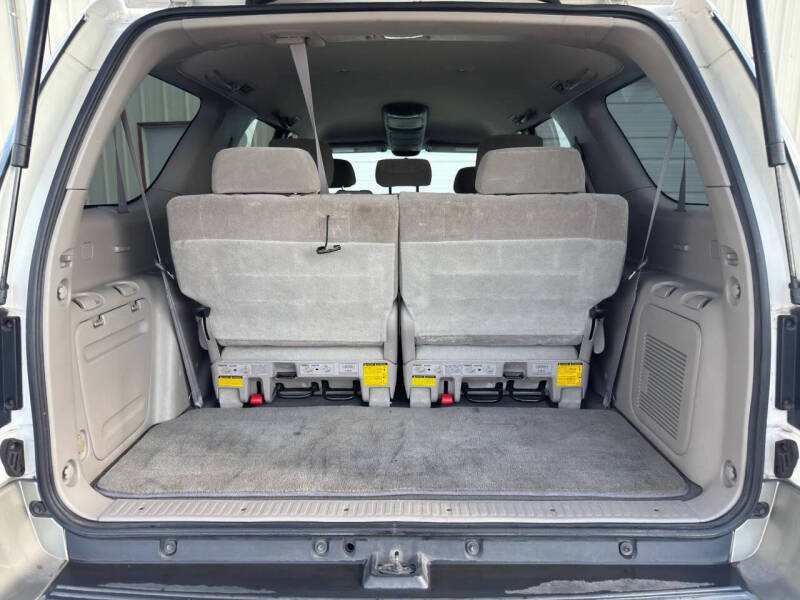 2004 Toyota Sequoia SR5