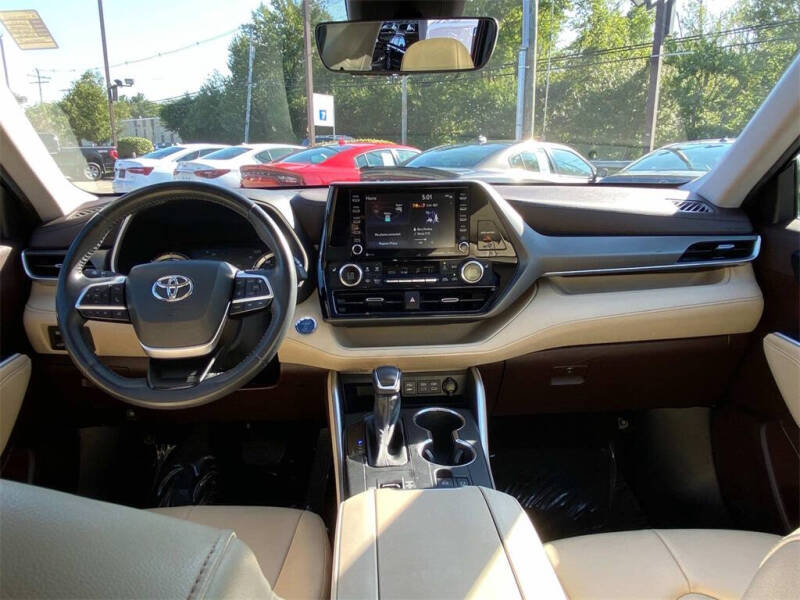 2022 Toyota Highlander Hybrid XLE