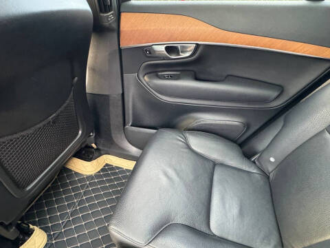 2022 Volvo XC90 T5 Momentum