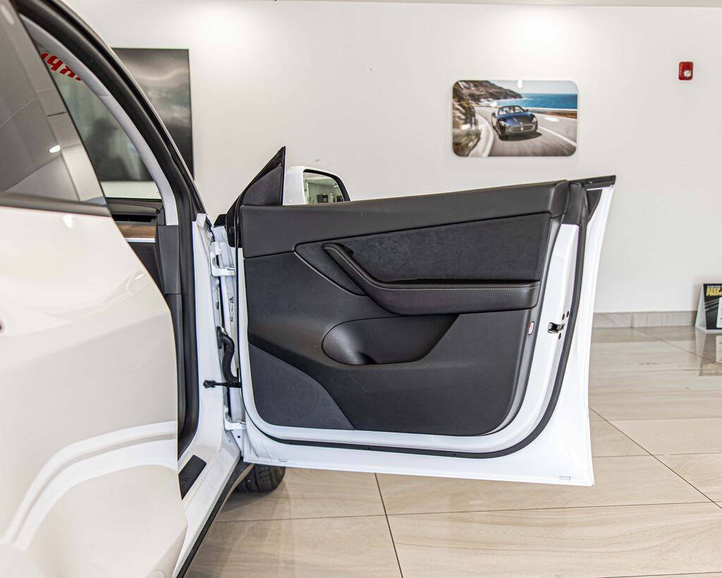 White 2021 Tesla Model Y Long Range AWD Long Range 4dr Crossover 36
