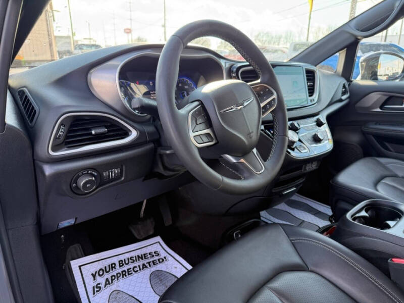 2025 Chrysler Pacifica Select