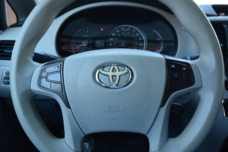 2013 Toyota Sienna LE 8-Passenger