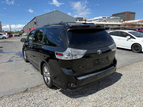 2013 Toyota Sienna SE 8-Passenger