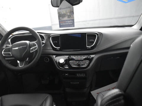 2025 Chrysler Pacifica Select