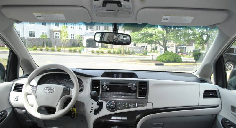 2014 Toyota Sienna LE 8-Passenger