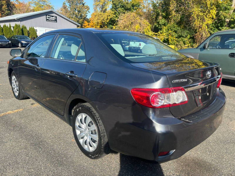 2013 Toyota Corolla LE photo 3