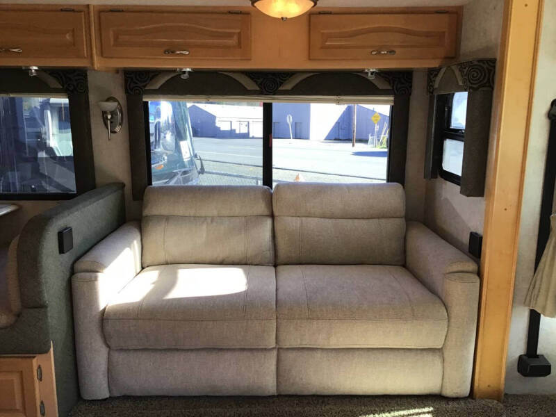 2005 National RV Dolphin 6320LX / 34ft