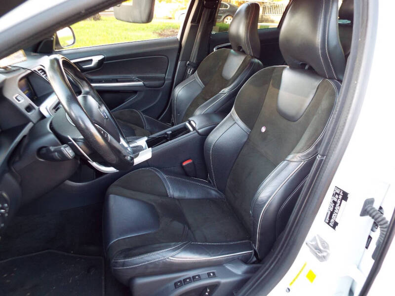 2016 Volvo V60 T6 R-Design Platinum