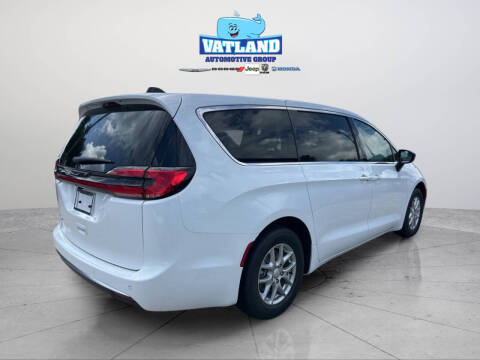 2027 Chrysler Pacifica Select