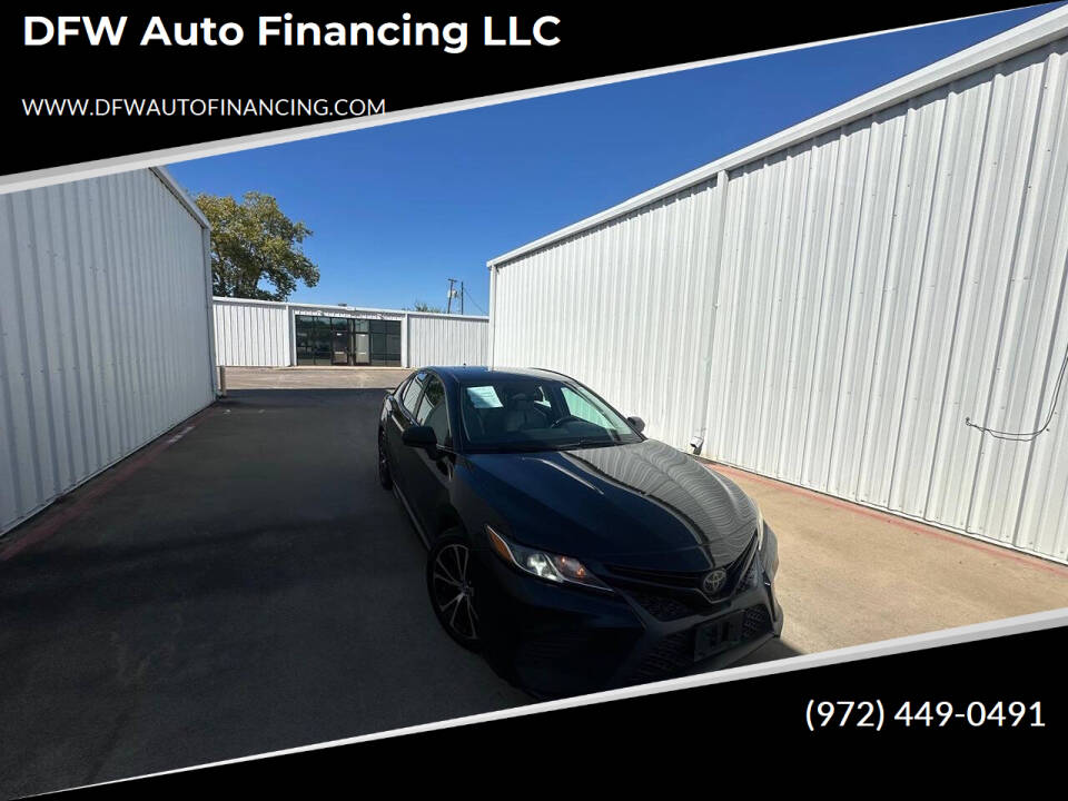 2020 Toyota Camry SE's photo