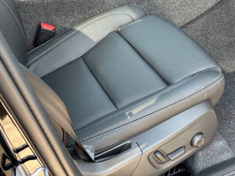 2025 Volvo XC40 B5 Ultra Bright Theme