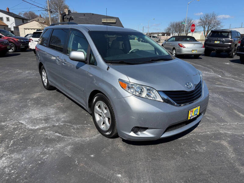 2014 Toyota Sienna LE 8-Passenger