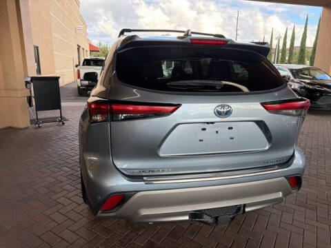 2023 Toyota Highlander Hybrid Platinum