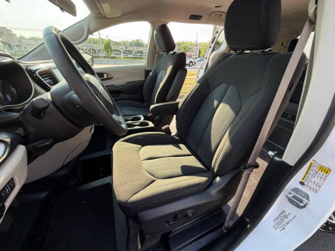 2022 Chrysler Voyager LX