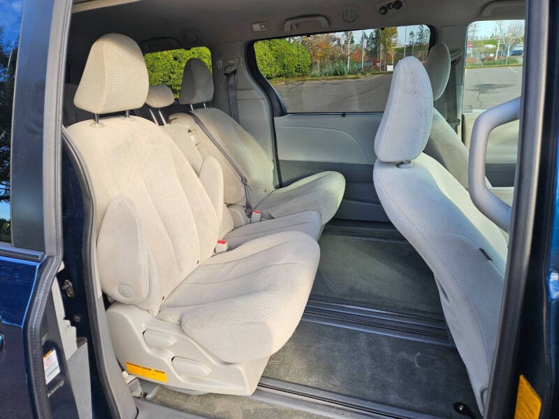 2011 Toyota Sienna LE 7-Passenger Auto Access Seat
