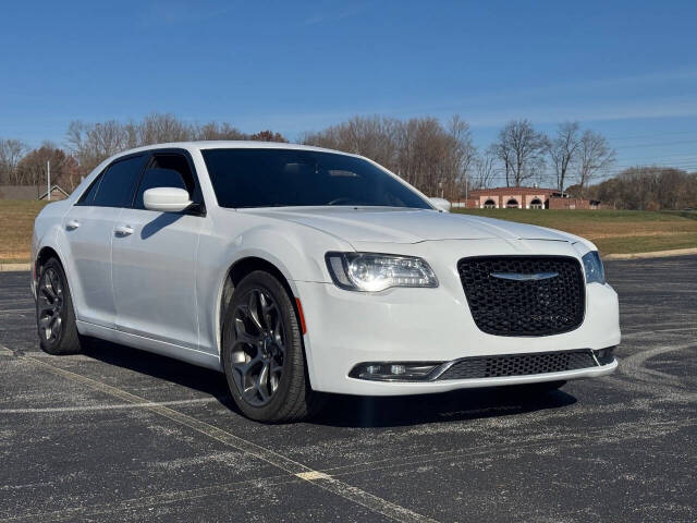 2016 Chrysler 300 S's photo
