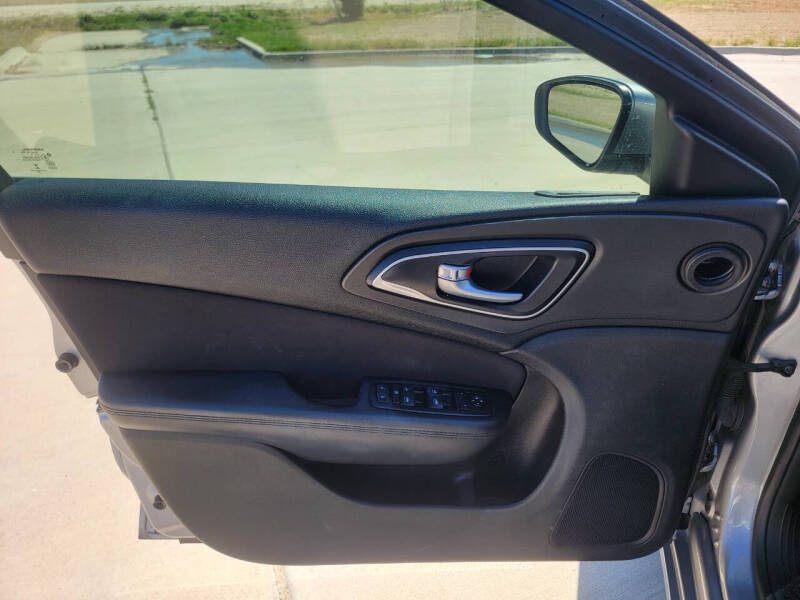 2015 Chrysler 200 LX