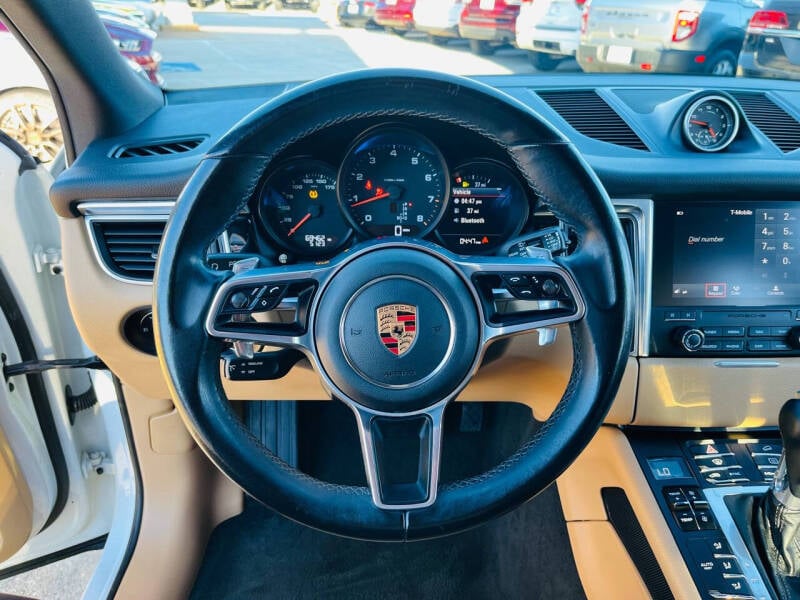 2017 Porsche Macan Base photo 20