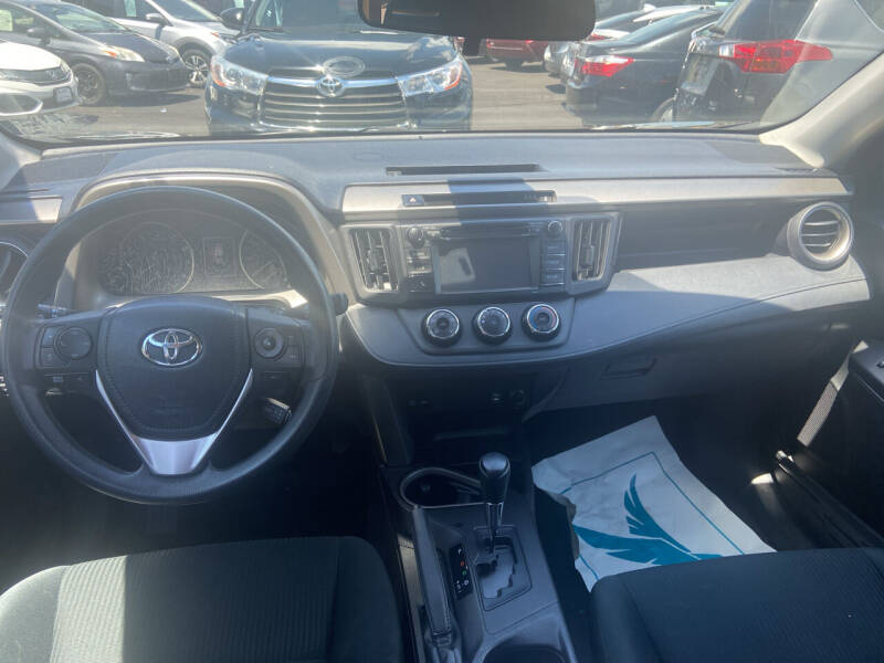 2018 Toyota RAV4 LE photo 4