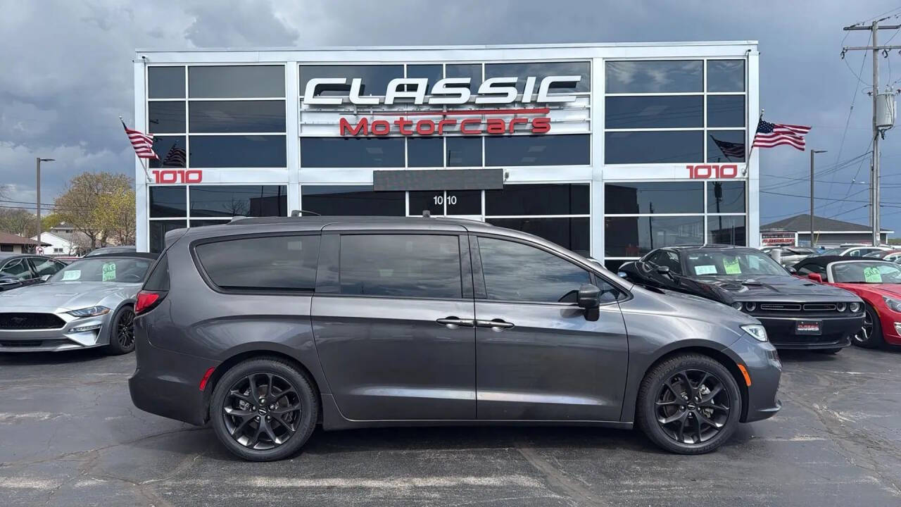 Gray 2022 Chrysler Pacifica Touring L Touring L 4dr Mini-Van 1