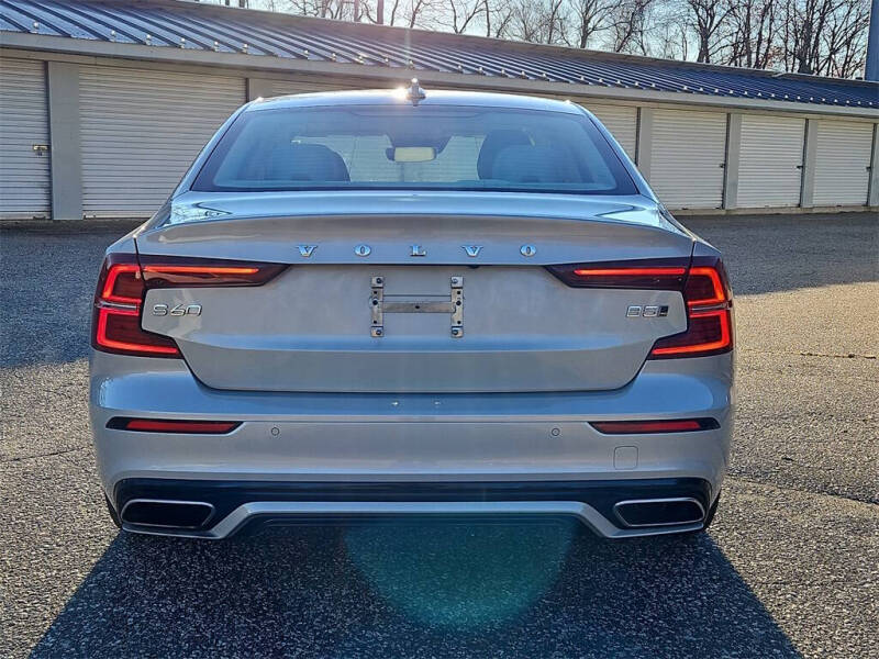 2022 Volvo S60 B5 Momentum