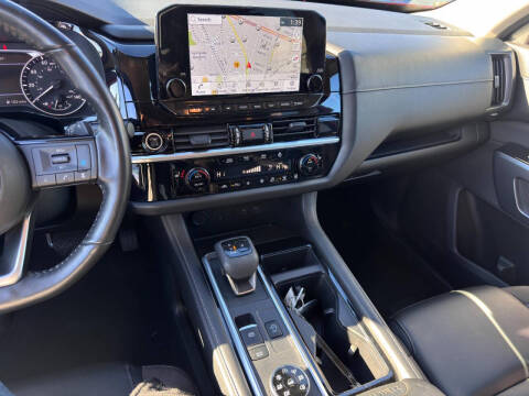 2023 Nissan Pathfinder SL