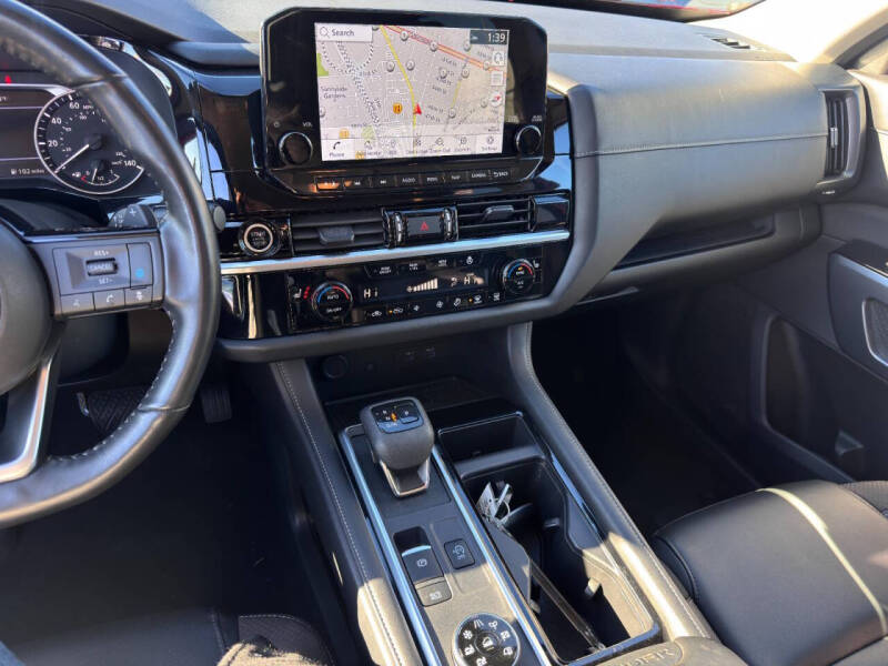 2023 Nissan Pathfinder SL