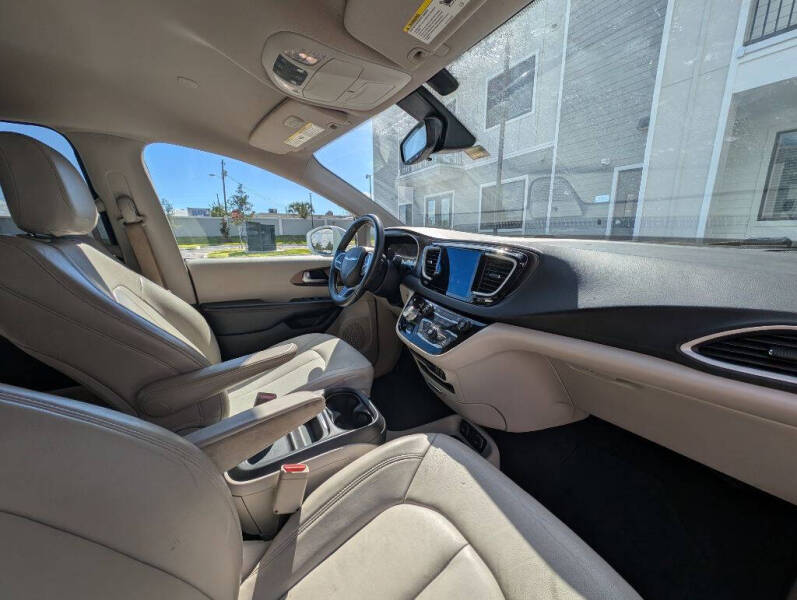 2017 Chrysler Pacifica Touring-L