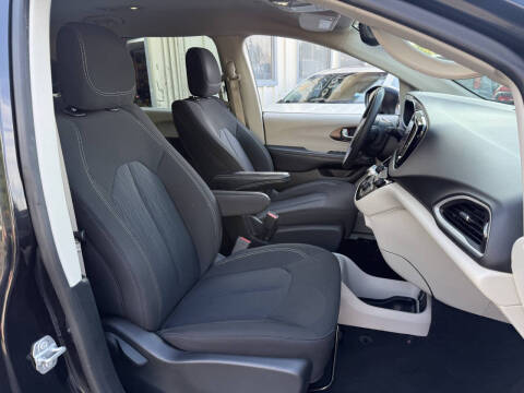 2022 Chrysler Voyager LX